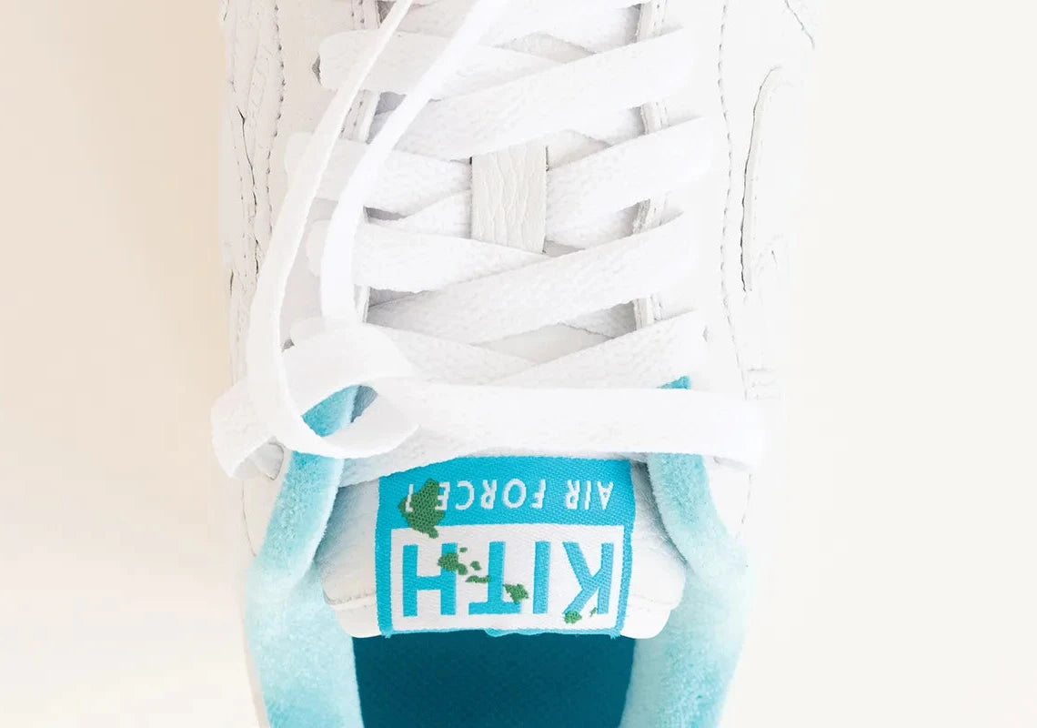 Sneakers Nike Air Force 1 Low Kith Hawaii en cuir premium avec coloris tropical inspiré, branding Kith et amorti Air encapsulé.