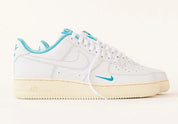 Sneakers Nike Air Force 1 Low Kith Hawaii en cuir premium avec coloris tropical inspiré, branding Kith et amorti Air encapsulé.