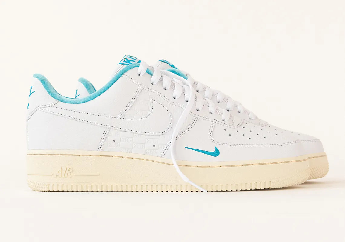 Sneakers Nike Air Force 1 Low Kith Hawaii en cuir premium avec coloris tropical inspiré, branding Kith et amorti Air encapsulé.