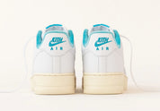 Sneakers Nike Air Force 1 Low Kith Hawaii en cuir premium avec coloris tropical inspiré, branding Kith et amorti Air encapsulé.