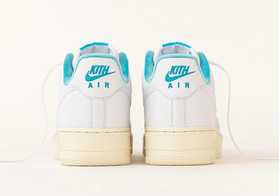 Sneakers Nike Air Force 1 Low Kith Hawaii en cuir premium avec coloris tropical inspiré, branding Kith et amorti Air encapsulé.