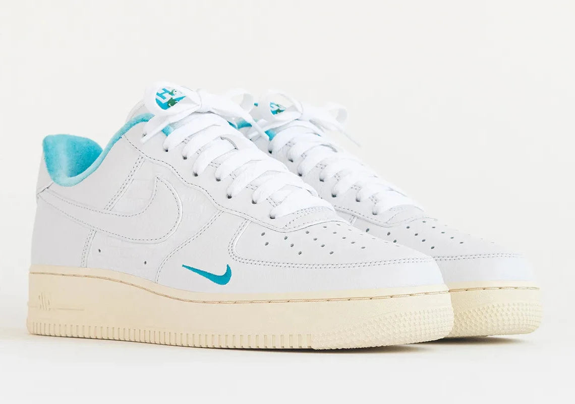 Sneakers Nike Air Force 1 Low Kith Hawaii en cuir premium avec coloris tropical inspiré, branding Kith et amorti Air encapsulé.