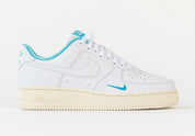 Sneakers Nike Air Force 1 Low Kith Hawaii en cuir premium avec coloris tropical inspiré, branding Kith et amorti Air encapsulé.