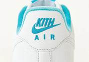 Sneakers Nike Air Force 1 Low Kith Hawaii en cuir premium avec coloris tropical inspiré, branding Kith et amorti Air encapsulé.