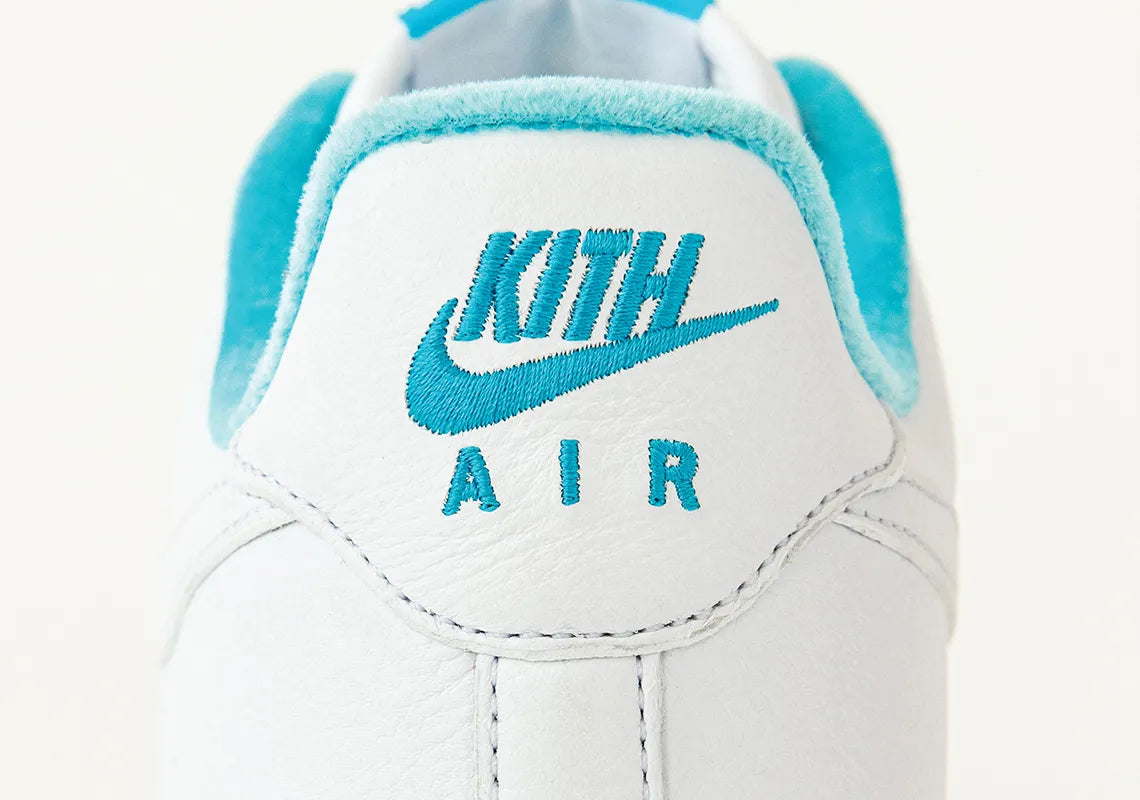 Sneakers Nike Air Force 1 Low Kith Hawaii en cuir premium avec coloris tropical inspiré, branding Kith et amorti Air encapsulé.