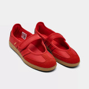 Sneaker Adidas Samba Jane Red Gum en cuir rouge premium avec bride Mary Jane et semelle gomme rétro iconique. vue de 3/4