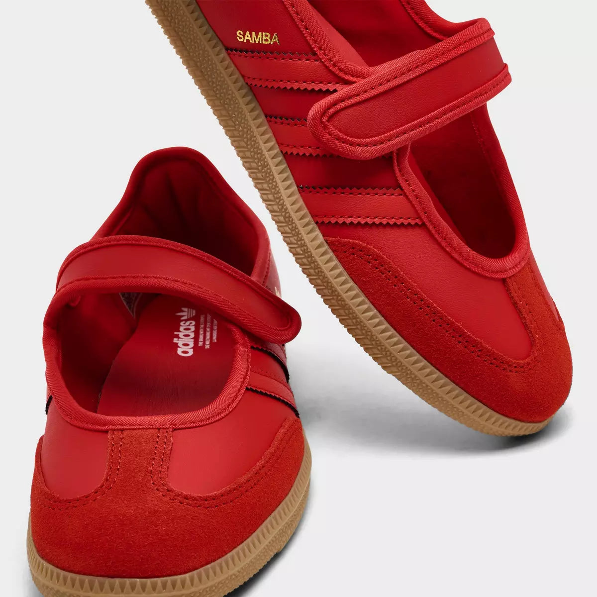 Sneaker Adidas Samba Jane Red Gum en cuir rouge premium avec bride Mary Jane et semelle gomme rétro iconique.