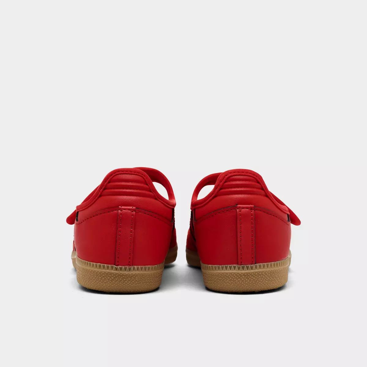 Sneaker Adidas Samba Jane Red Gum en cuir rouge premium avec bride Mary Jane et semelle gomme rétro iconique. vue de derrière