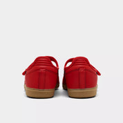 Sneaker Adidas Samba Jane Red Gum en cuir rouge premium avec bride Mary Jane et semelle gomme rétro iconique. vue de derrière