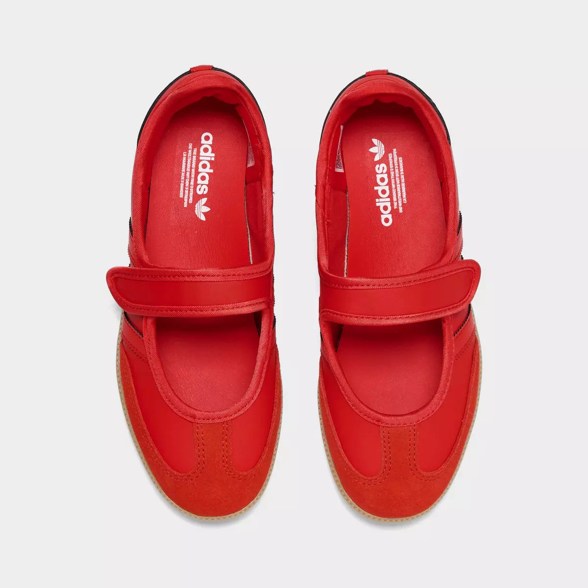 Sneaker Adidas Samba Jane Red Gum en cuir rouge premium avec bride Mary Jane et semelle gomme rétro iconique. vue de dessus