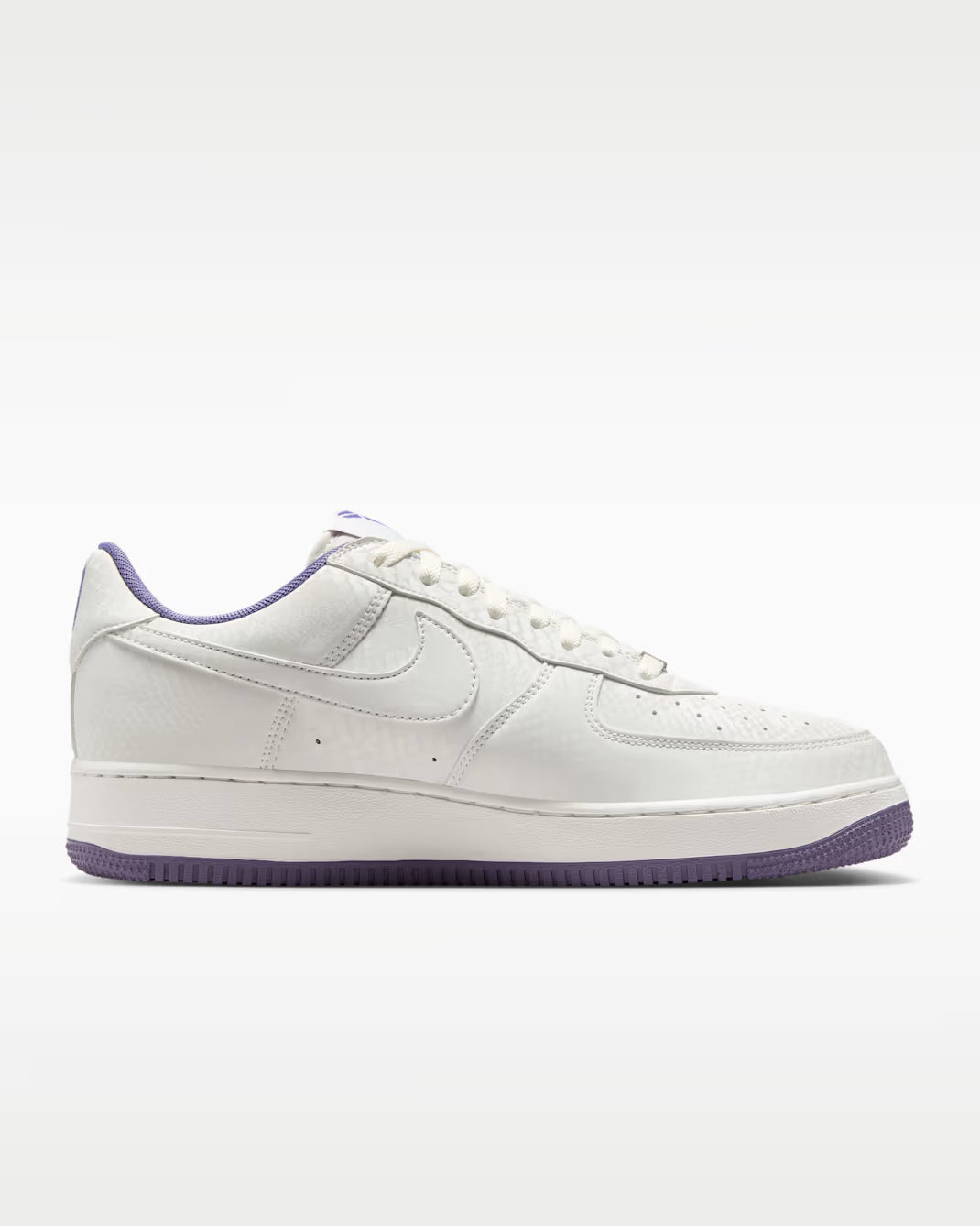 Sneaker Nike Air Force 1 Low Kobe Bryant Forever blanche Summit White en cuir premium avec détails Daybreak et semelle Air iconique.