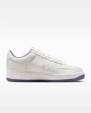 Sneaker Nike Air Force 1 Low Kobe Bryant Forever blanche Summit White en cuir premium avec détails Daybreak et semelle Air iconique.