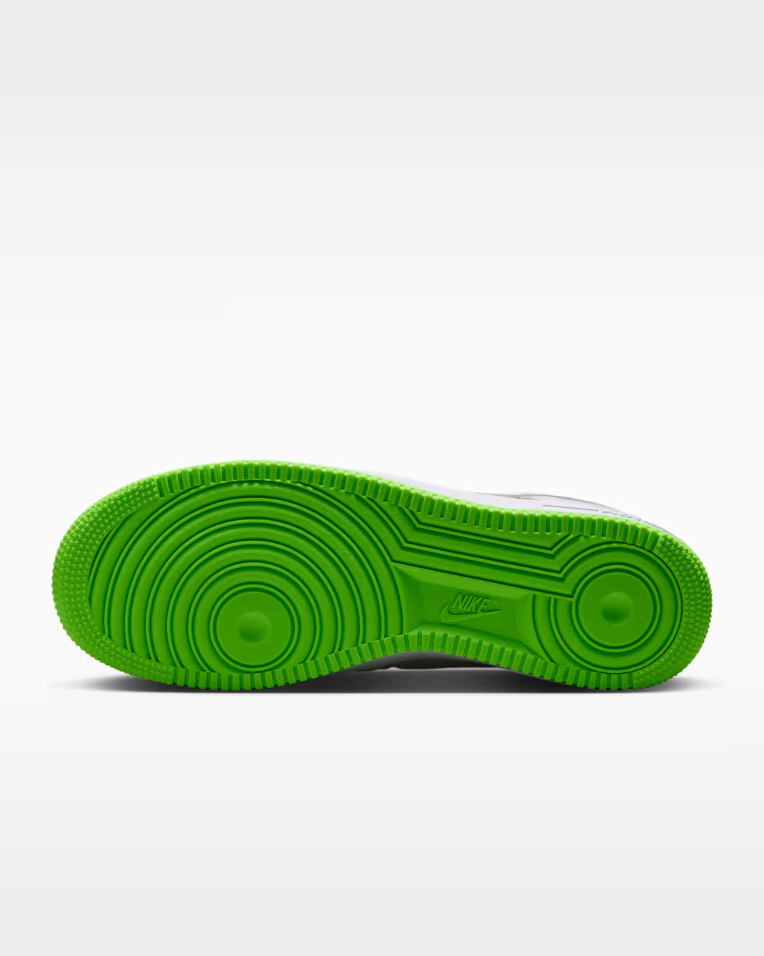 Nike Air Force 1 Low Kobe Bryant Forever Vast Grey Electric Green, sneaker Nike en hommage à Kobe Bryant avec amorti Nike Air, coloris Vast Grey et Electric Green et finitions premium.