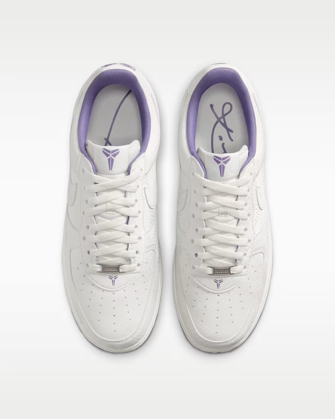 Sneaker Nike Air Force 1 Low Kobe Bryant Forever blanche Summit White en cuir premium avec détails Daybreak et semelle Air iconique.