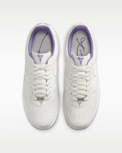 Sneaker Nike Air Force 1 Low Kobe Bryant Forever blanche Summit White en cuir premium avec détails Daybreak et semelle Air iconique.