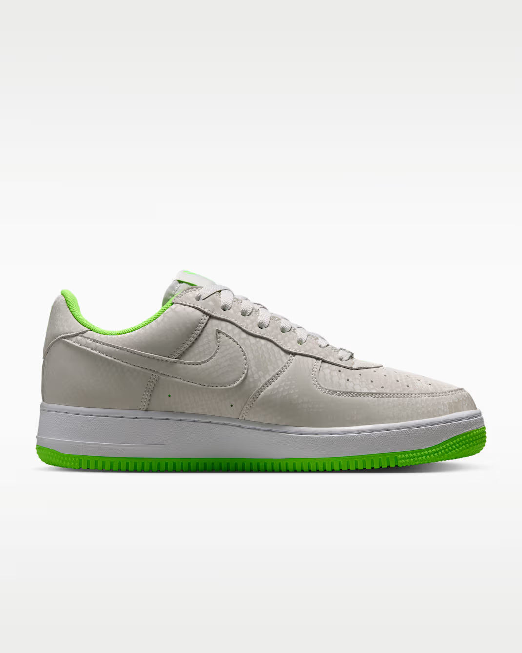 Nike Air Force 1 Low Kobe Bryant Forever Vast Grey Electric Green, sneaker Nike en hommage à Kobe Bryant avec amorti Nike Air, coloris Vast Grey et Electric Green et finitions premium.