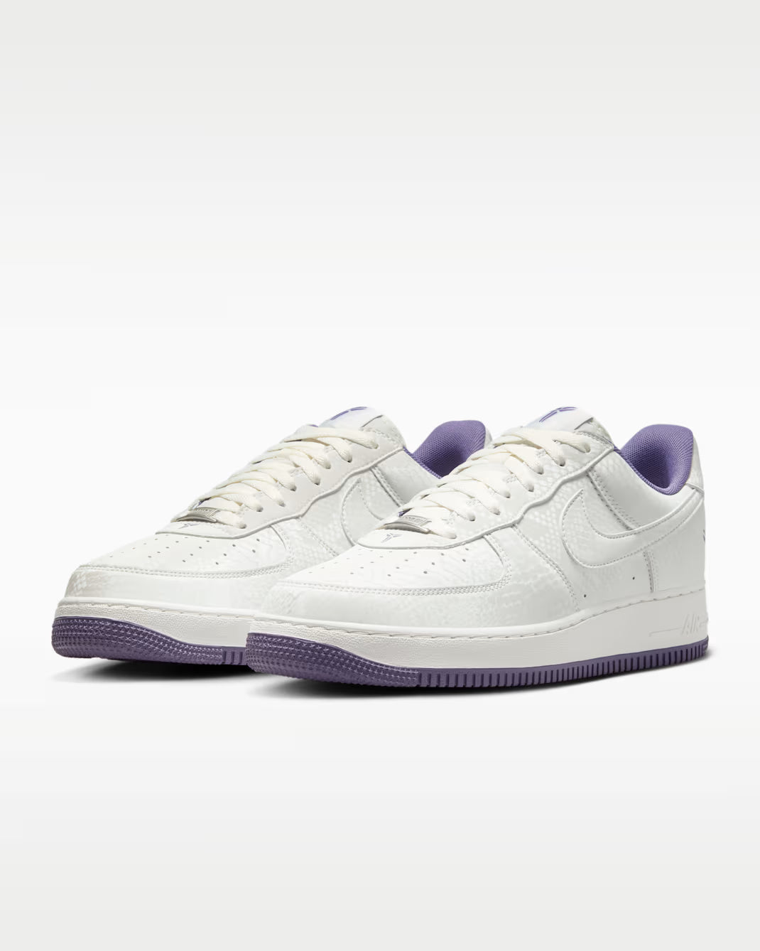 Sneaker Nike Air Force 1 Low Kobe Bryant Forever blanche Summit White en cuir premium avec détails Daybreak et semelle Air iconique.