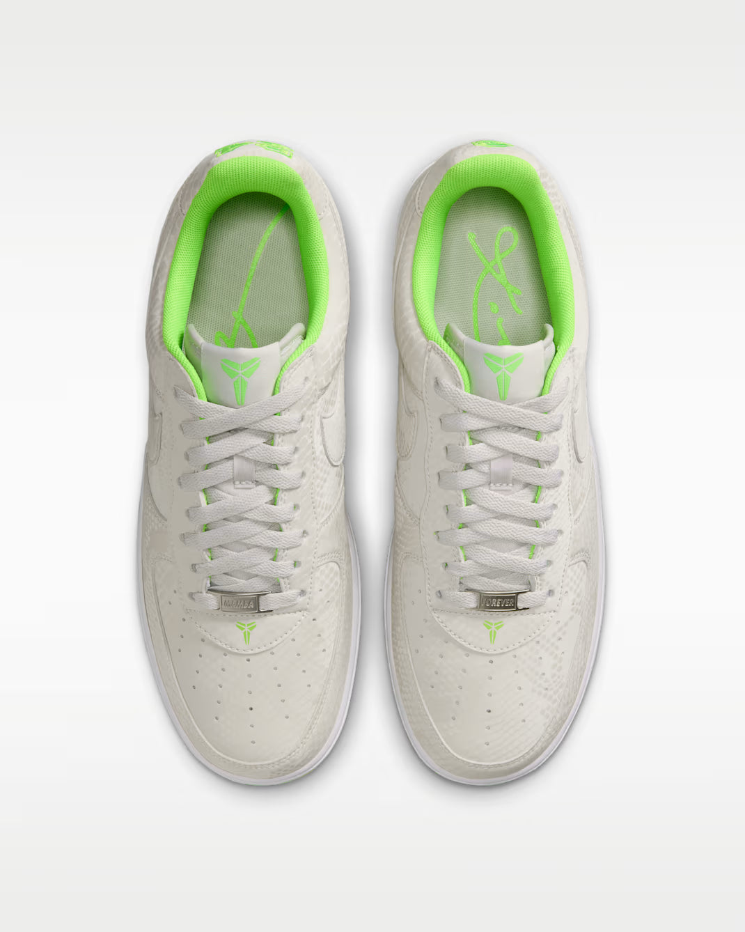 Nike Air Force 1 Low Kobe Bryant Forever Vast Grey Electric Green, sneaker Nike en hommage à Kobe Bryant avec amorti Nike Air, coloris Vast Grey et Electric Green et finitions premium.