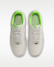 Nike Air Force 1 Low Kobe Bryant Forever Vast Grey Electric Green, sneaker Nike en hommage à Kobe Bryant avec amorti Nike Air, coloris Vast Grey et Electric Green et finitions premium.