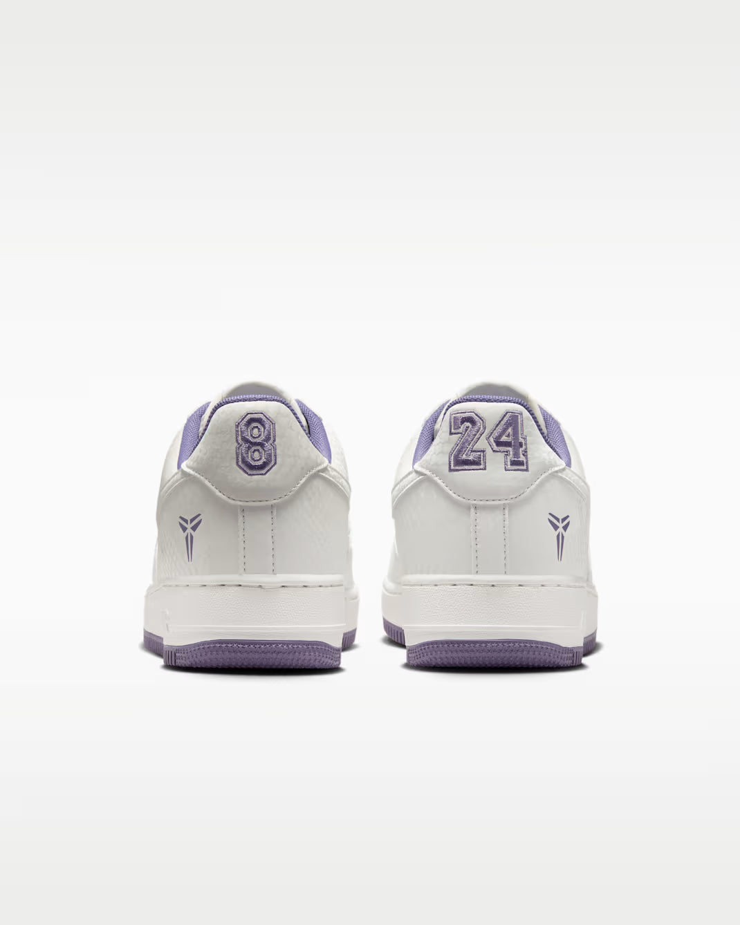Sneaker Nike Air Force 1 Low Kobe Bryant Forever blanche Summit White en cuir premium avec détails Daybreak et semelle Air iconique.