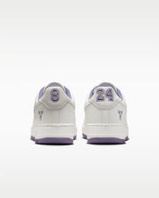 Sneaker Nike Air Force 1 Low Kobe Bryant Forever blanche Summit White en cuir premium avec détails Daybreak et semelle Air iconique.