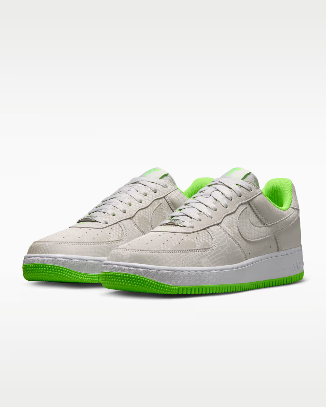 Nike Air Force 1 Low Kobe Bryant Forever Vast Grey Electric Green, sneaker Nike en hommage à Kobe Bryant avec amorti Nike Air, coloris Vast Grey et Electric Green et finitions premium.