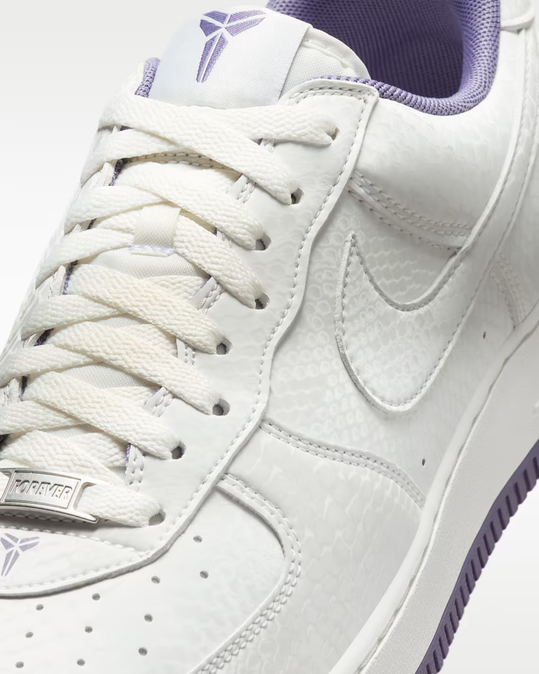 Sneaker Nike Air Force 1 Low Kobe Bryant Forever blanche Summit White en cuir premium avec détails Daybreak et semelle Air iconique.