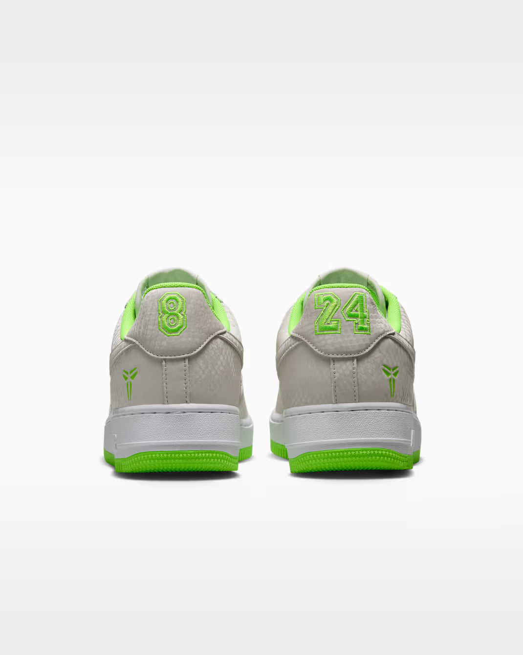 Nike Air Force 1 Low Kobe Bryant Forever Vast Grey Electric Green, sneaker Nike en hommage à Kobe Bryant avec amorti Nike Air, coloris Vast Grey et Electric Green et finitions premium.