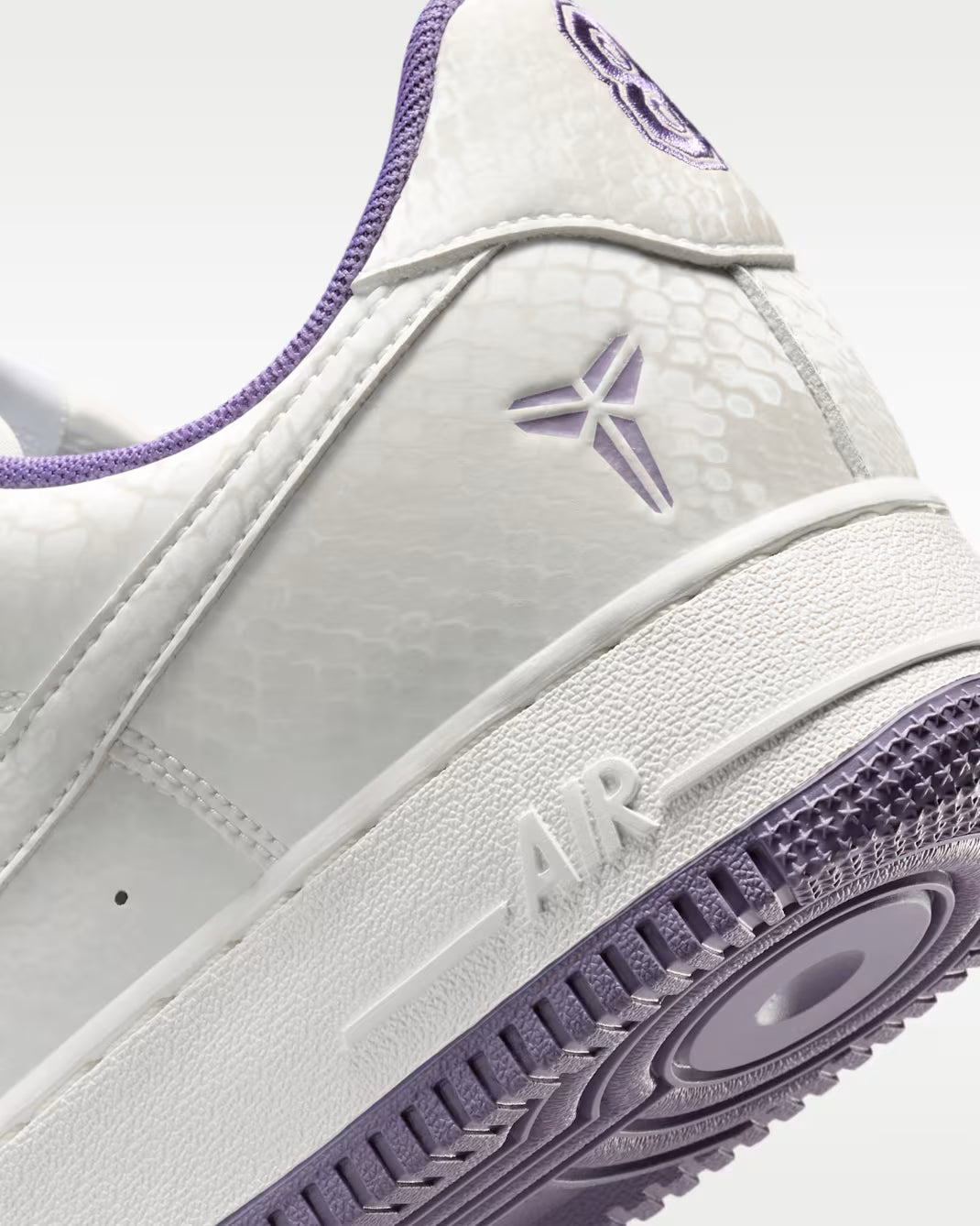 Sneaker Nike Air Force 1 Low Kobe Bryant Forever blanche Summit White en cuir premium avec détails Daybreak et semelle Air iconique.