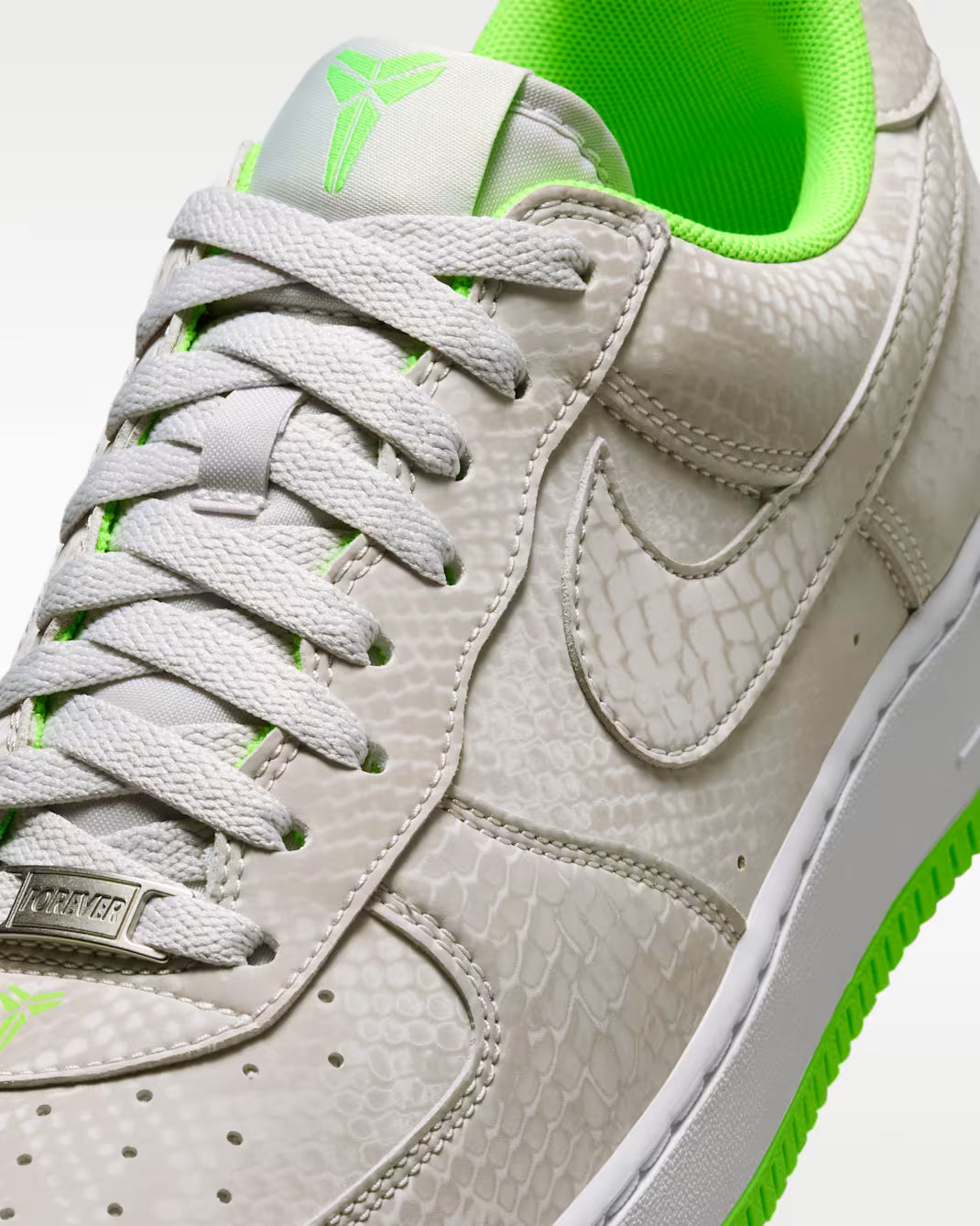 Nike Air Force 1 Low Kobe Bryant Forever Vast Grey Electric Green, sneaker Nike en hommage à Kobe Bryant avec amorti Nike Air, coloris Vast Grey et Electric Green et finitions premium.