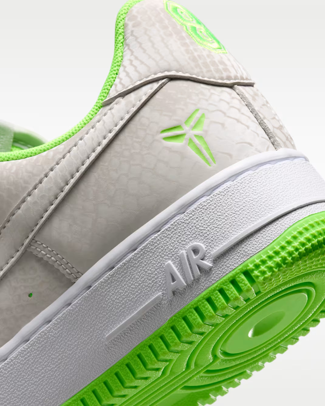 Nike Air Force 1 Low Kobe Bryant Forever Vast Grey Electric Green, sneaker Nike en hommage à Kobe Bryant avec amorti Nike Air, coloris Vast Grey et Electric Green et finitions premium.