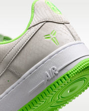 Nike Air Force 1 Low Kobe Bryant Forever Vast Grey Electric Green, sneaker Nike en hommage à Kobe Bryant avec amorti Nike Air, coloris Vast Grey et Electric Green et finitions premium.