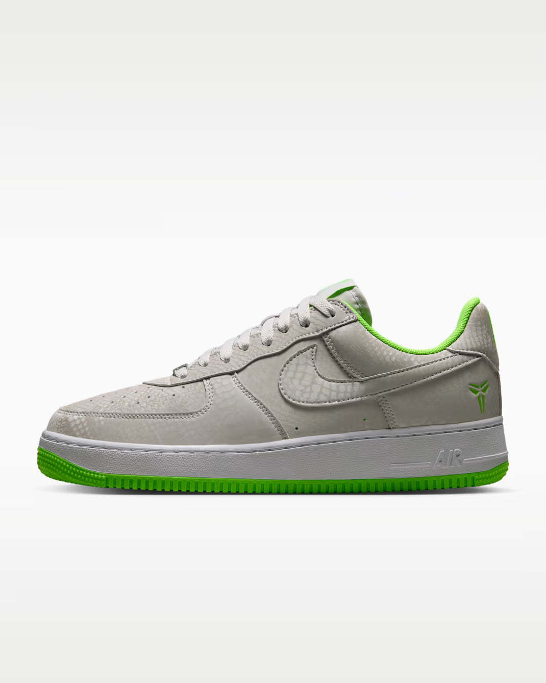 Nike Air Force 1 Low Kobe Bryant Forever Vast Grey Electric Green, sneaker Nike en hommage à Kobe Bryant avec amorti Nike Air, coloris Vast Grey et Electric Green et finitions premium.