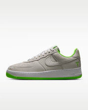 Nike Air Force 1 Low Kobe Bryant Forever Vast Grey Electric Green, sneaker Nike en hommage à Kobe Bryant avec amorti Nike Air, coloris Vast Grey et Electric Green et finitions premium.