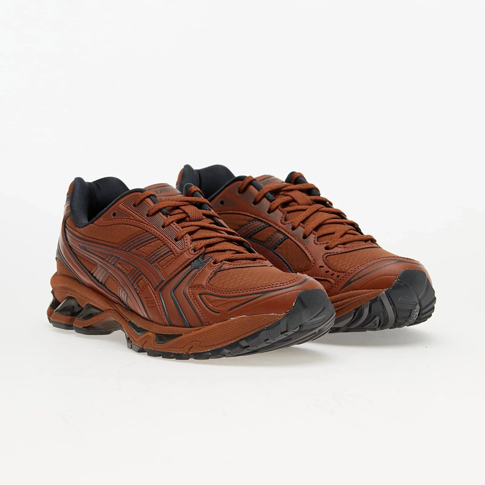 Sneakers ASICS GEL-Kayano 14 Earthenware Pack Rusty Brown marron terre cuite en mesh et matières synthétiques avec amorti GEL iconique vue de 3/4 face. 