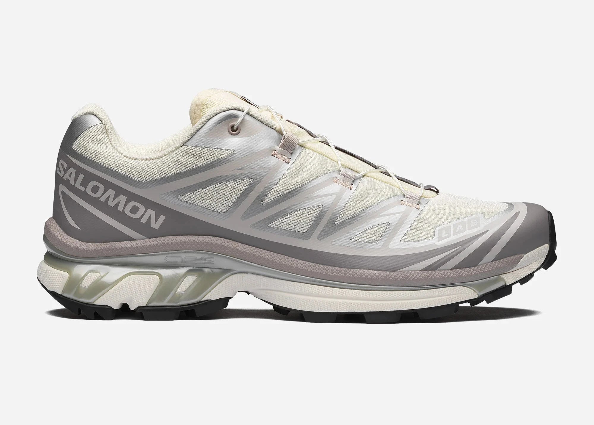 Salomon XT-6 Vanilla Ice Silver Lilac Ash avec tige en mesh technique respirant, empiècements synthétiques crème, argentés et lilas, système Quicklace™ et semelle Contagrip® vue de profil. 