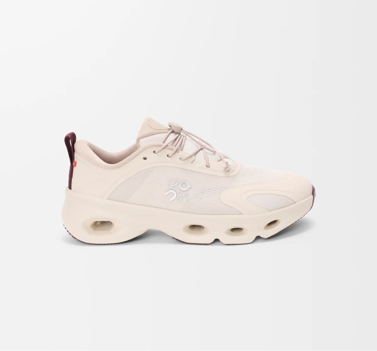 On Running Cloudsolo LOEWE beige Sand et bordeaux Burgundy en mesh technique avec semelle CloudTec premium. vue de profil