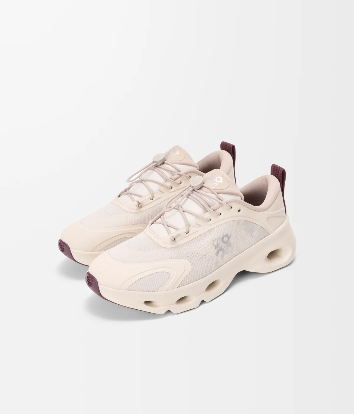 On Running Cloudsolo LOEWE beige Sand et bordeaux Burgundy en mesh technique avec semelle CloudTec premium. vue de 3/4