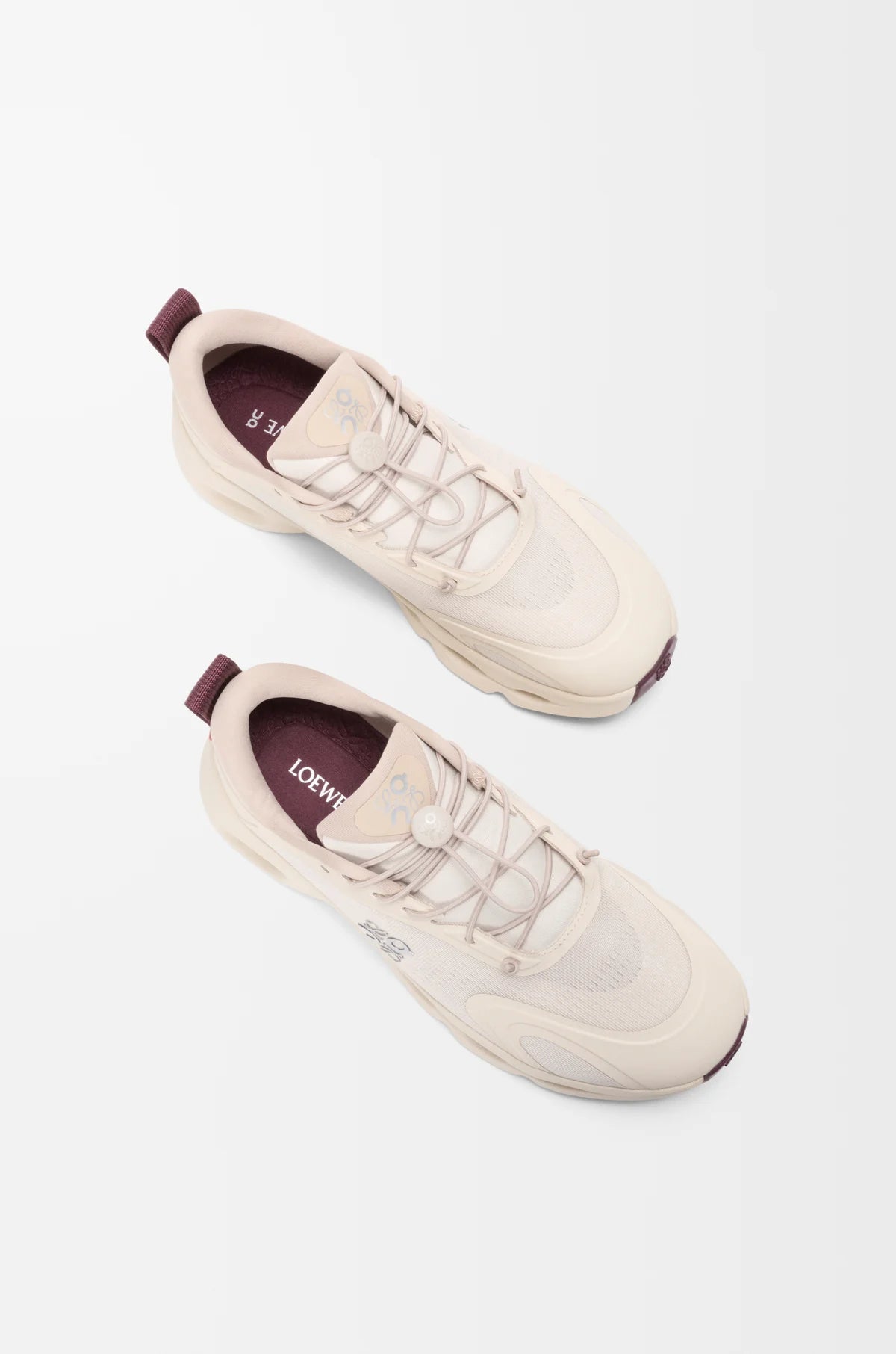 On Running Cloudsolo LOEWE beige Sand et bordeaux Burgundy en mesh technique avec semelle CloudTec premium. vue de dessus