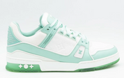 Louis Vuitton LV Trainer Green White avec tige en cuir premium, empiècements verts et blancs, détails signature Louis Vuitton et semelle extérieure en caoutchouc.