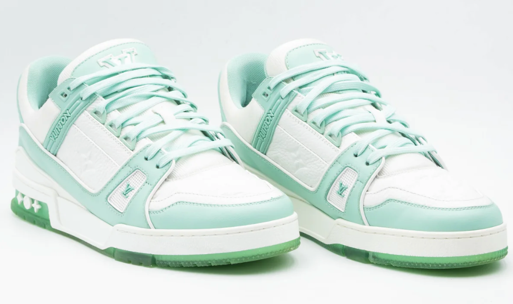 Louis Vuitton LV Trainer Green White avec tige en cuir premium, empiècements verts et blancs, détails signature Louis Vuitton et semelle extérieure en caoutchouc.