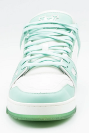 Louis Vuitton LV Trainer Green White avec tige en cuir premium, empiècements verts et blancs, détails signature Louis Vuitton et semelle extérieure en caoutchouc.