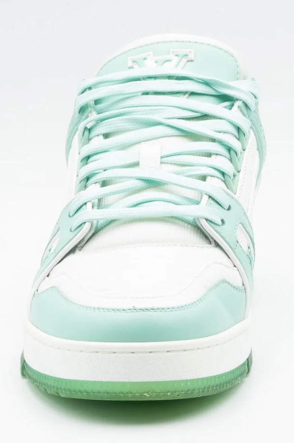 Louis Vuitton LV Trainer Green White avec tige en cuir premium, empiècements verts et blancs, détails signature Louis Vuitton et semelle extérieure en caoutchouc.