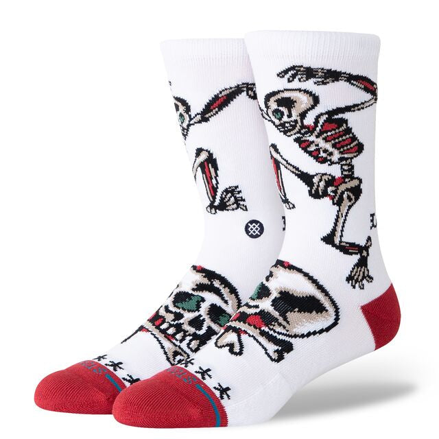 Les STANCE SKELETON CREW associent un motif squelette noir et blanc à une construction Crew en coton peigné avec renforts au talon et à la pointe pour un confort durable.