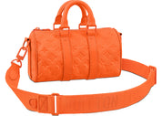Louis Vuitton Keepall Bandoulière 25 Monogram Embossed Orange en cuir de veau grainé embossé Monogram orange avec poignées roulées, bandoulière amovible, fermeture zippée et finitions métalliques.