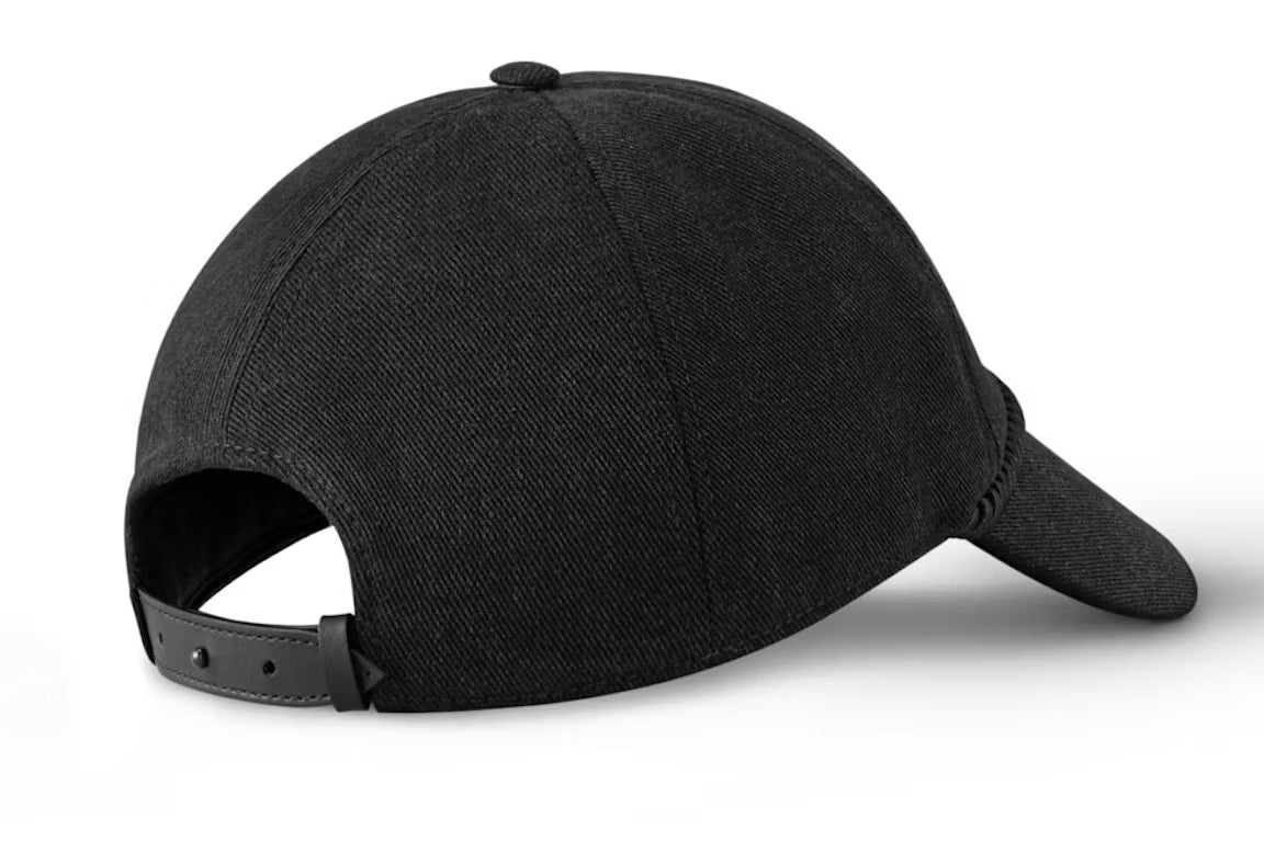 Louis Vuitton LV Plane Cap Black, casquette de luxe Louis Vuitton noire avec visière préformée, coupe ajustable et finitions haut de gamme.