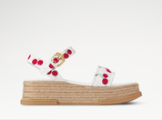 Louis Vuitton Cherry Maya Platform Sandal x Takashi Murakami White en cuir de veau blanc avec motif Cherry, semelle plateforme, brides structurées et finitions métalliques Louis Vuitton.