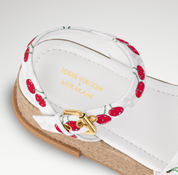 Louis Vuitton Cherry Maya Platform Sandal x Takashi Murakami White en cuir de veau blanc avec motif Cherry, semelle plateforme, brides structurées et finitions métalliques Louis Vuitton.
