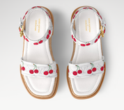 Louis Vuitton Cherry Maya Platform Sandal x Takashi Murakami White en cuir de veau blanc avec motif Cherry, semelle plateforme, brides structurées et finitions métalliques Louis Vuitton.