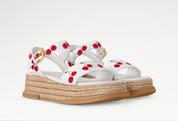 Louis Vuitton Cherry Maya Platform Sandal x Takashi Murakami White en cuir de veau blanc avec motif Cherry, semelle plateforme, brides structurées et finitions métalliques Louis Vuitton.
